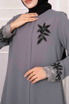 Grå abaya med blonder og blomsterdetaljer