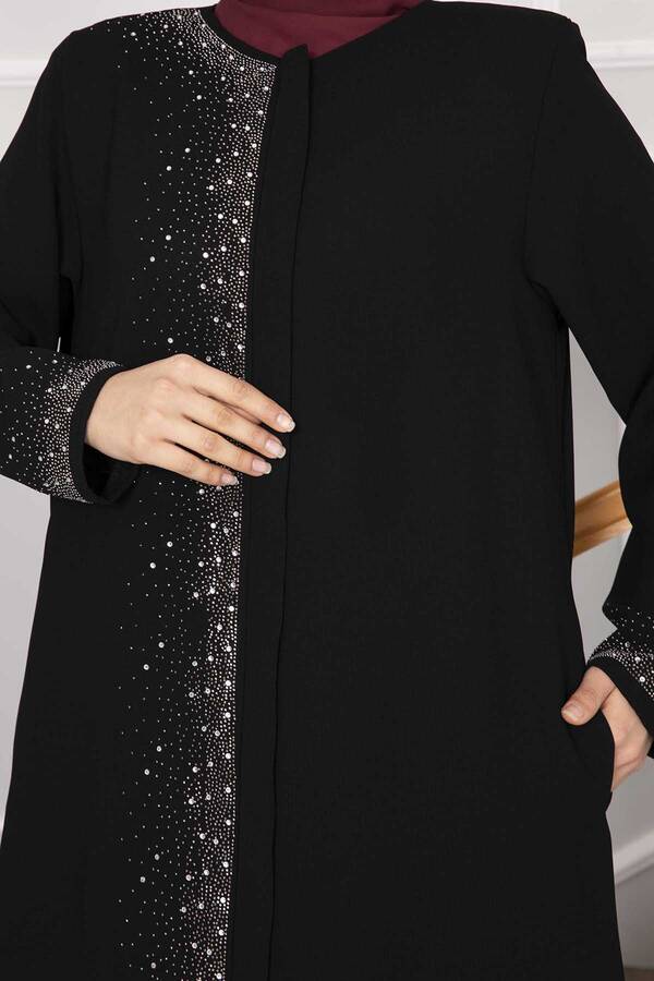 svart abaya med steindetaljer