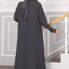 Abaya med steiner foran grå - Shams.no