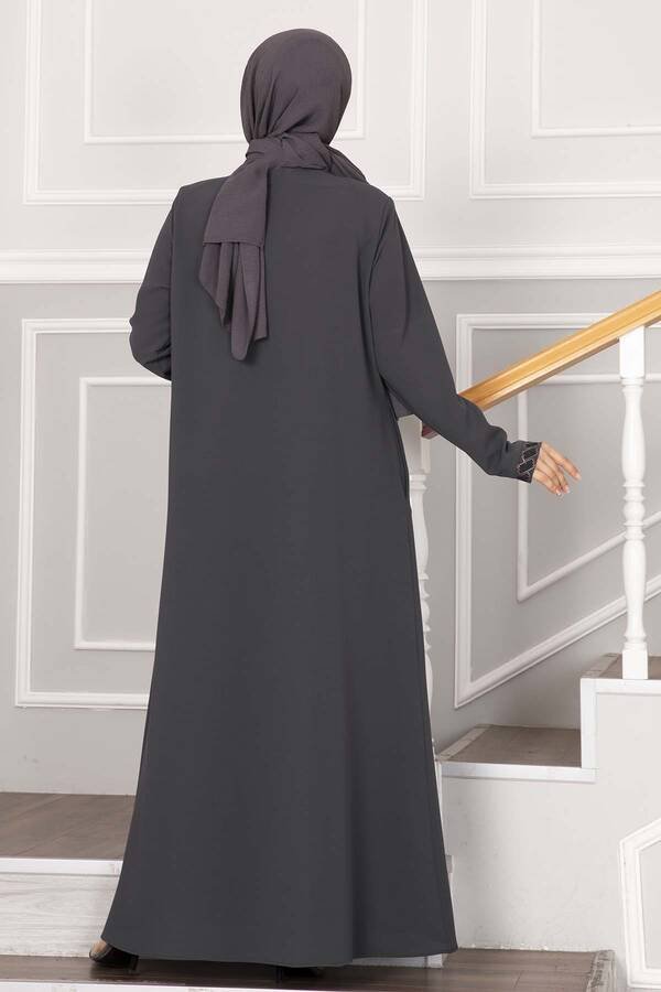 Abaya med steiner foran grå - Shams.no