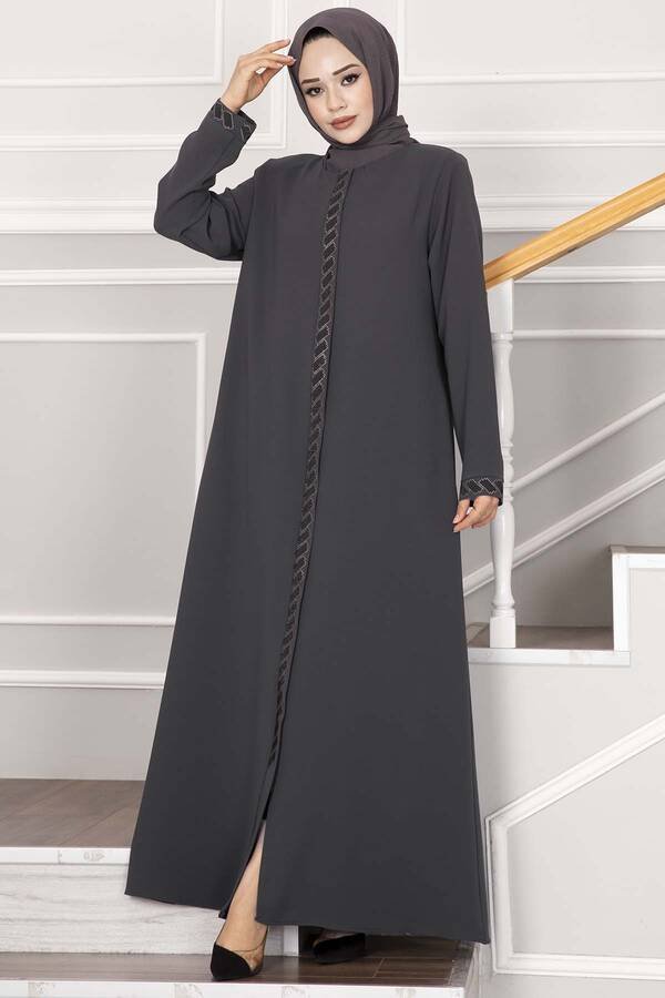 Abaya med steiner foran grå - Shams.no