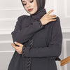 Abaya med steiner foran grå - Shams.no
