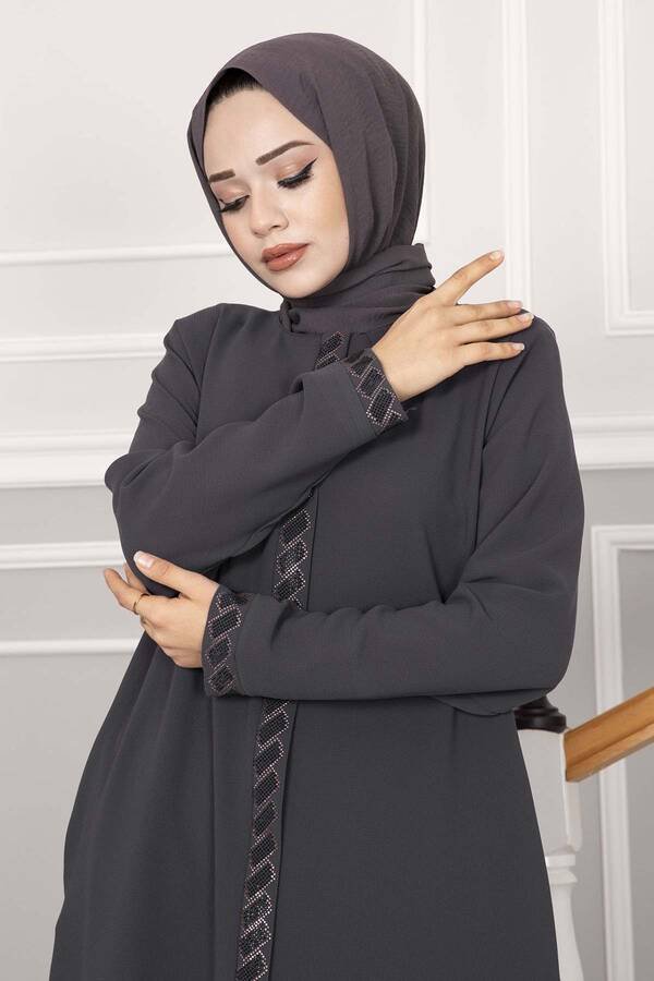 Abaya med steiner foran grå - Shams.no