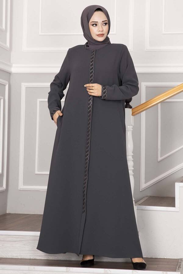 Abaya med steiner foran grå - Shams.no
