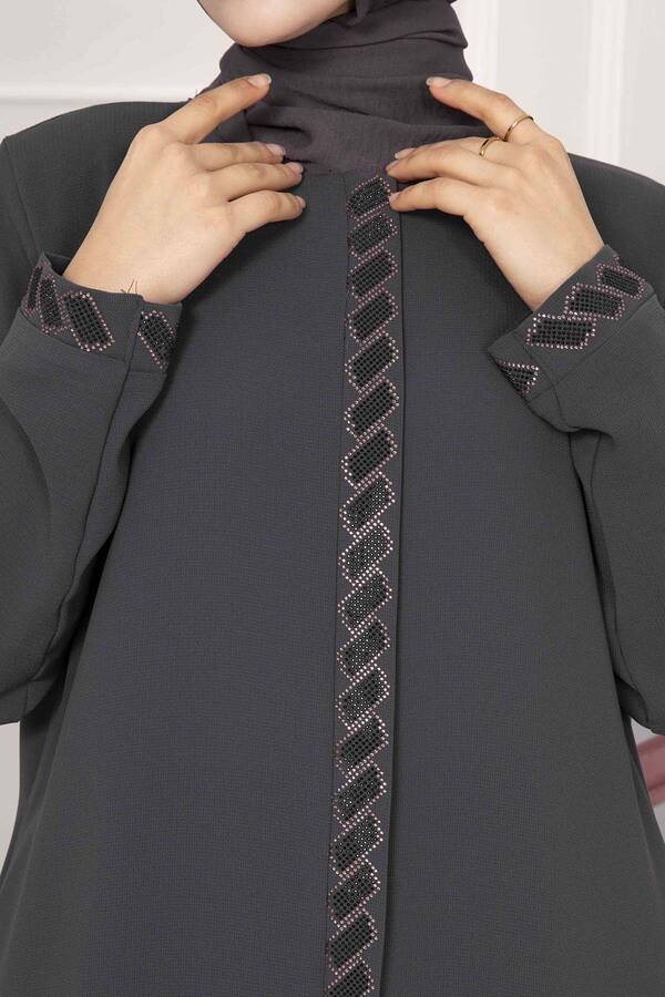 Abaya med steiner foran grå - Shams.no