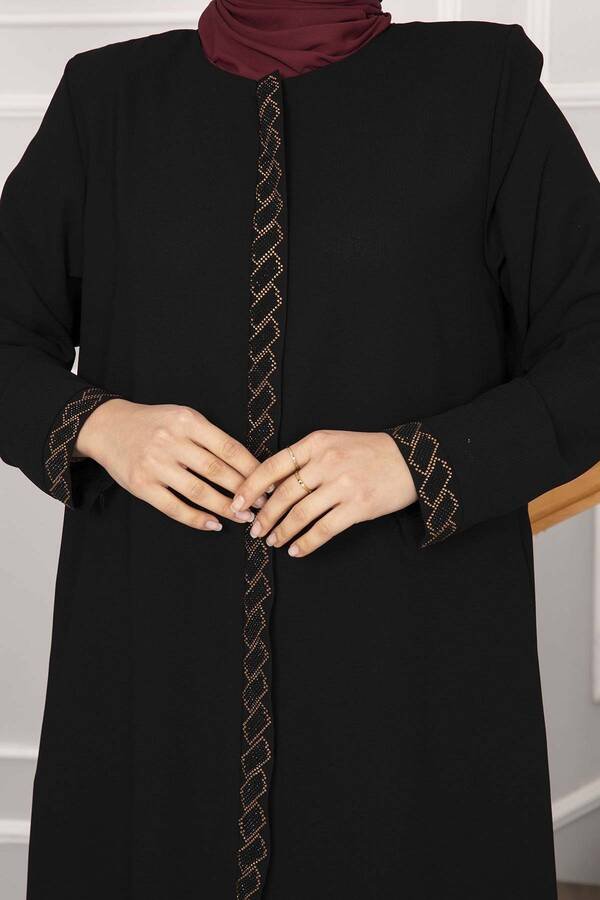 Abaya med steiner foran svart - Shams.no