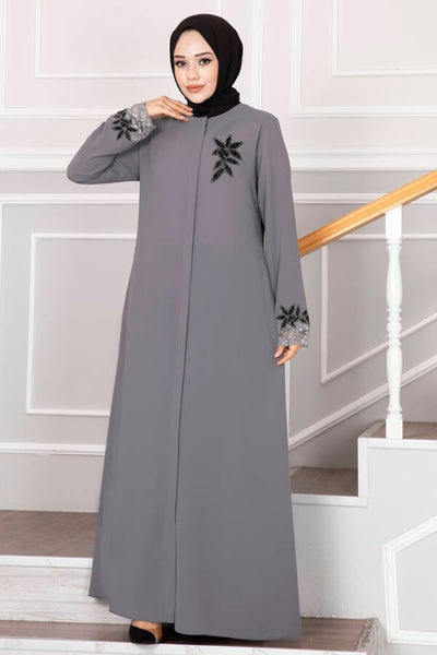 Grå abaya med blonder og blomsterdetaljer - Shams.no