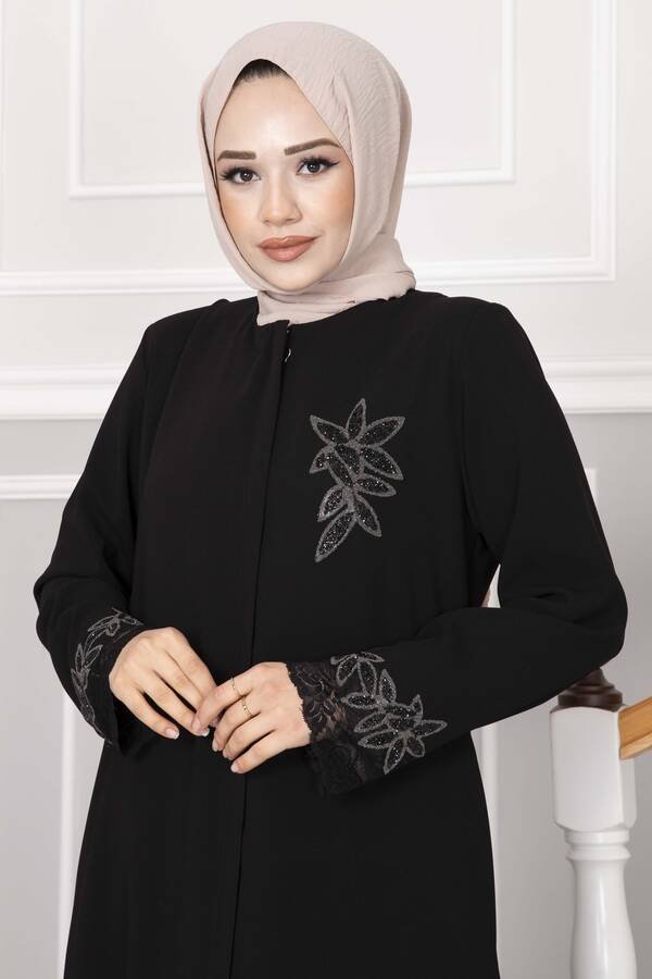 Svart abaya med blonder og blomsterdetaljer - Shams.no