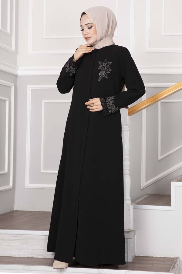Svart abaya med blonder og blomsterdetaljer - Shams.no